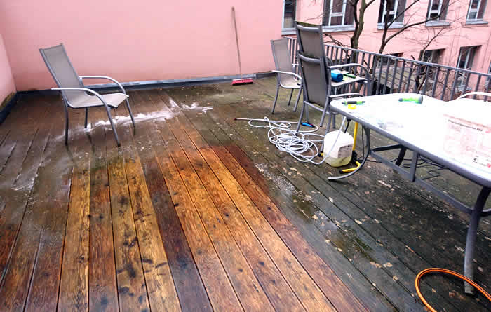 Leipzig - vor der Reinigung einer Dachterrasse aus Holz mit Moosentfernung