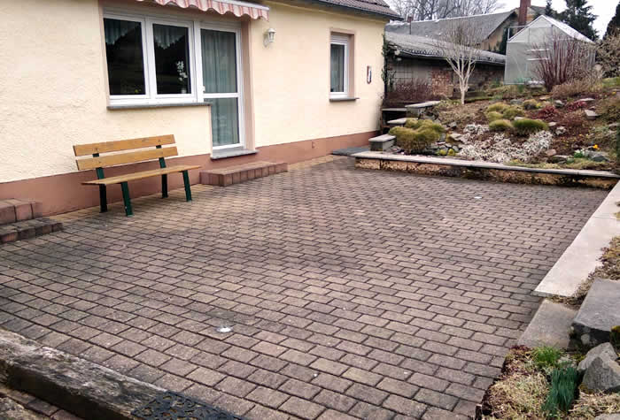 Pflasterreinigung der Terrasse in Thonhausen - vorher-Ansicht