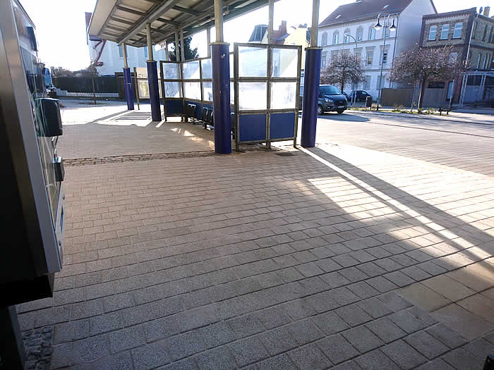 Stadt Delitzsch - nach der Steinreinigung des gesamten Busbahnsteigs am Unteren Bahnhof in Delitzsch