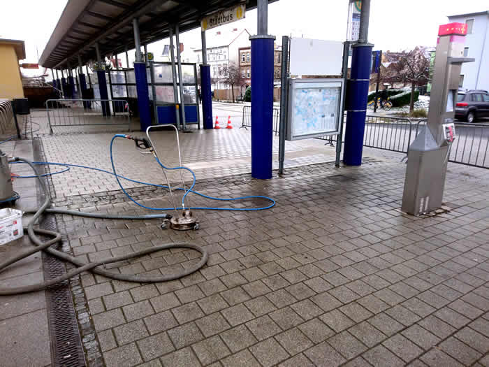 Stadt Delitzsch - vor der Steinreinigung des gesamten Busbahnsteigs am Unteren Bahnhof in Delitzsch